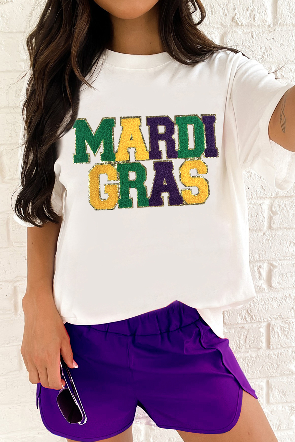 T-shirt blanc en chenille avec patch graphique MARDI GRAS