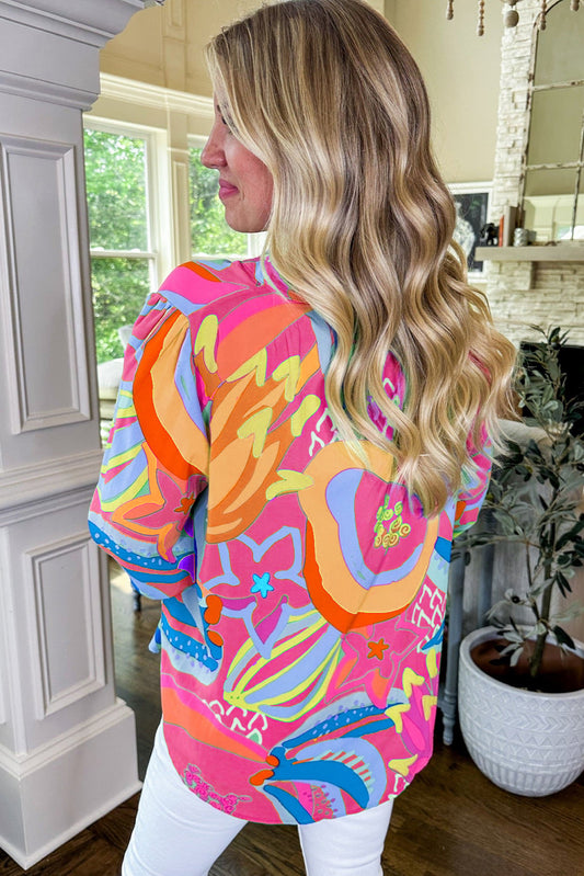 Chemisier rose à imprimé abstrait, manches à volants, col en V boutonné