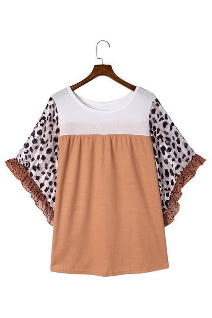 Top de talla grande con mangas con volantes y estampado animal de punto gofre de color caqui 
