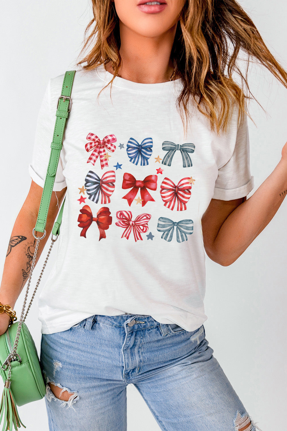 T-shirt graphique à rayures blanches et nœud papillon en étoile