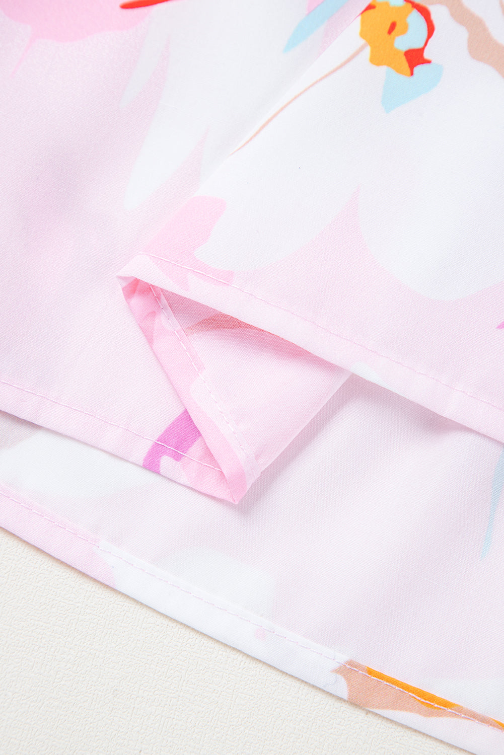 Robe longue smockée à imprimé floral rose et épaules nouées