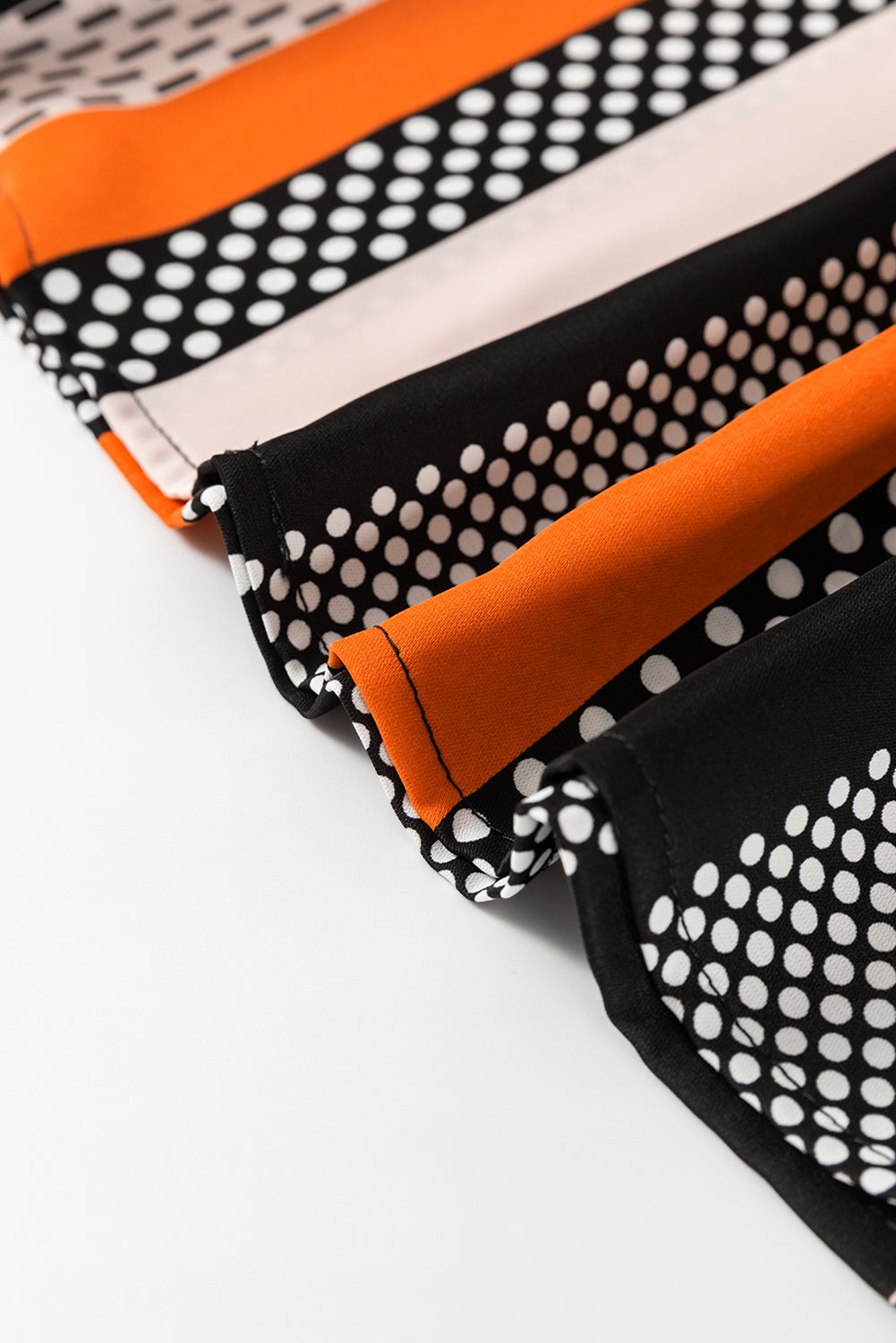 Chemisier orange à manches bouffantes et rayures verticales à pois