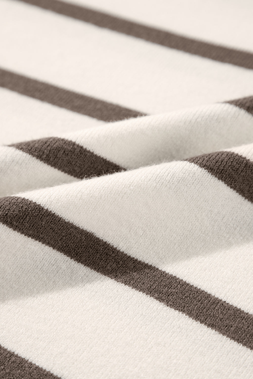 Pull ras du cou à manches courtes et rayures marron avec fentes latérales