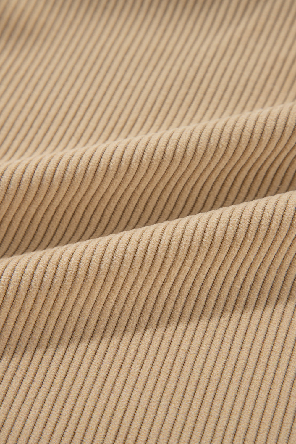 Veste-chemise boutonnée en velours côtelé beige clair uni à volants et poches à rabat