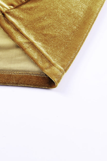 Manteau long en velours jaune avec poches ouvertes sur le devant