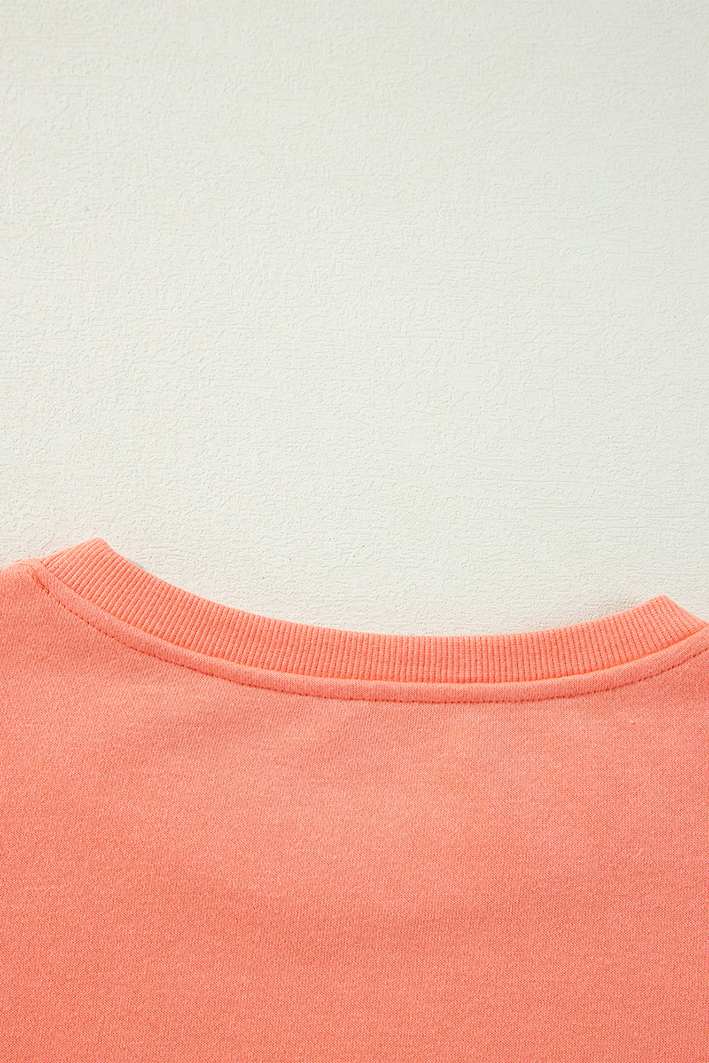 Sweat-shirt ample à col rond et manches rayées avec motif flamant rose arc-en-ciel