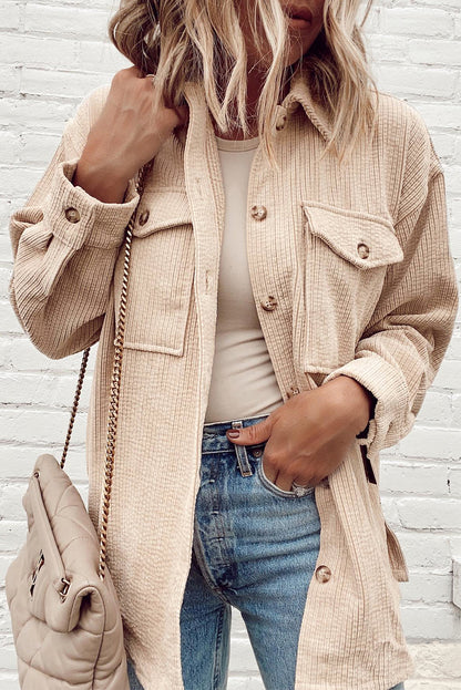 Veste-chemise boutonnée en velours côtelé couleur avoine avec poche à rabat