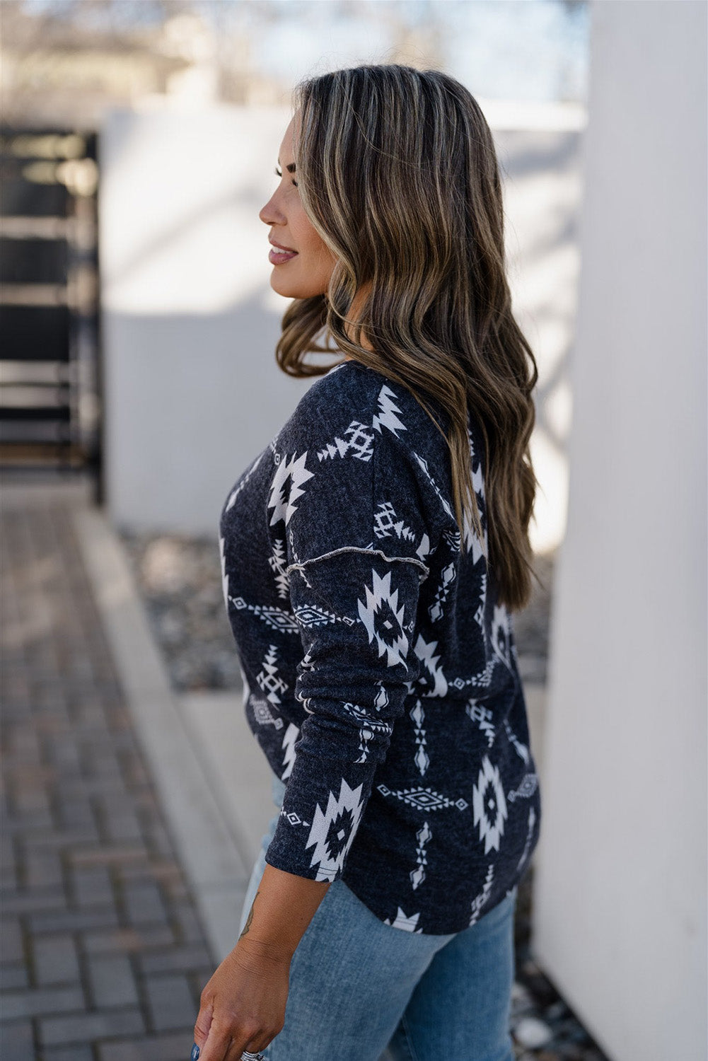 Top gris con costuras expuestas y estampado azteca de talla grande 