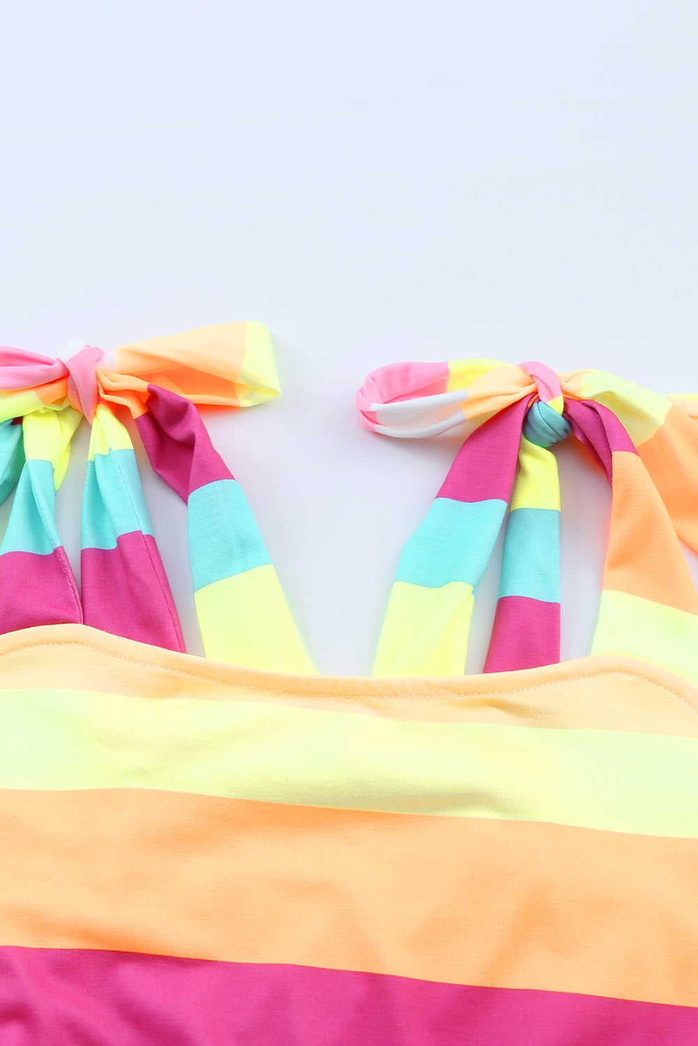 Robe longue à rayures multicolores et bretelles à nœud papillon