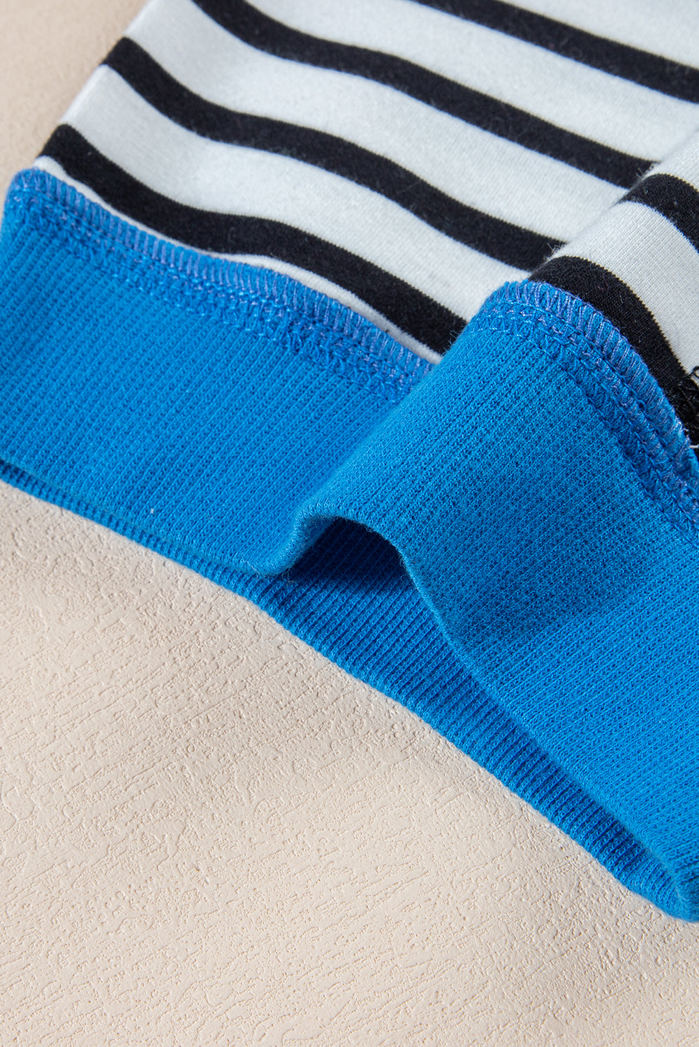 T-shirt oversize à rayures noires et coutures apparentes