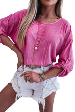 Blusa con mangas enrolladas y textura plisada de rosa 