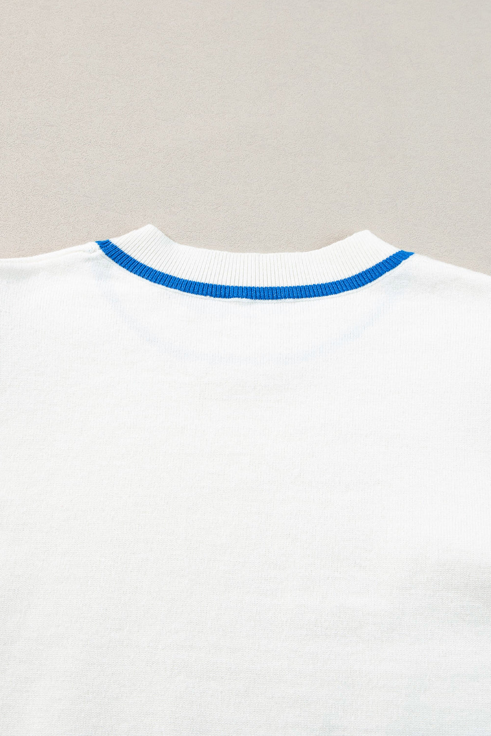 Pull en tricot blanc à rayures et manches bouffantes au crochet