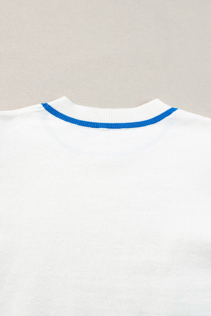 Pull en tricot blanc à rayures et manches bouffantes au crochet