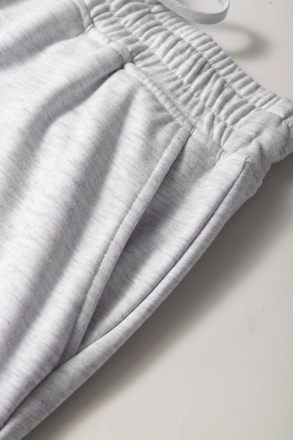 Mini-jupe en molleton gris clair avec cordon de serrage et poches