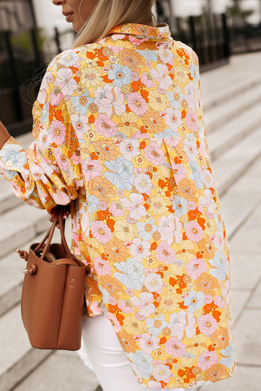 Camisa holgada con cuello vuelto y estampado floral amarillo