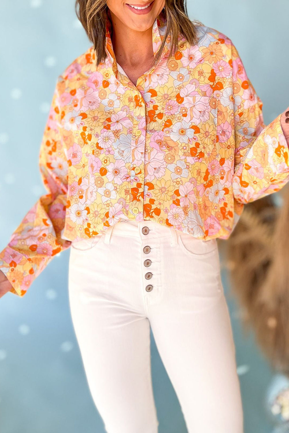 Camisa holgada con cuello vuelto y estampado floral amarillo