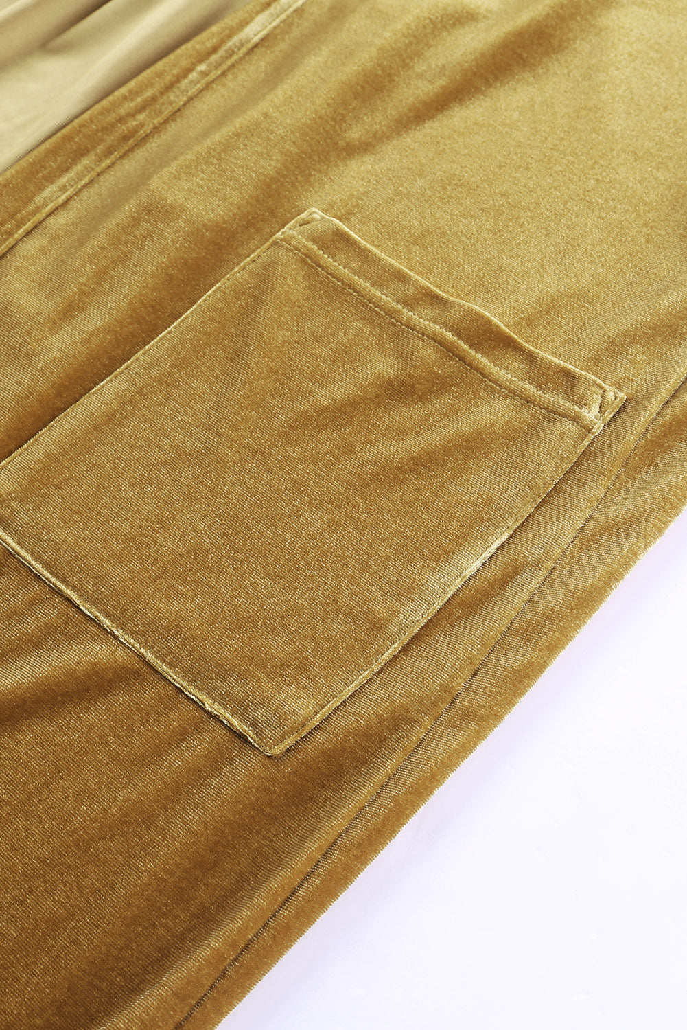 Manteau long en velours jaune avec poches ouvertes sur le devant