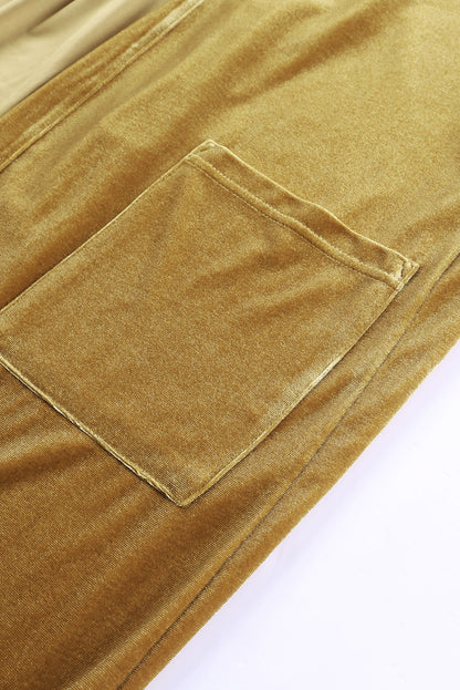 Manteau long en velours jaune avec poches ouvertes sur le devant