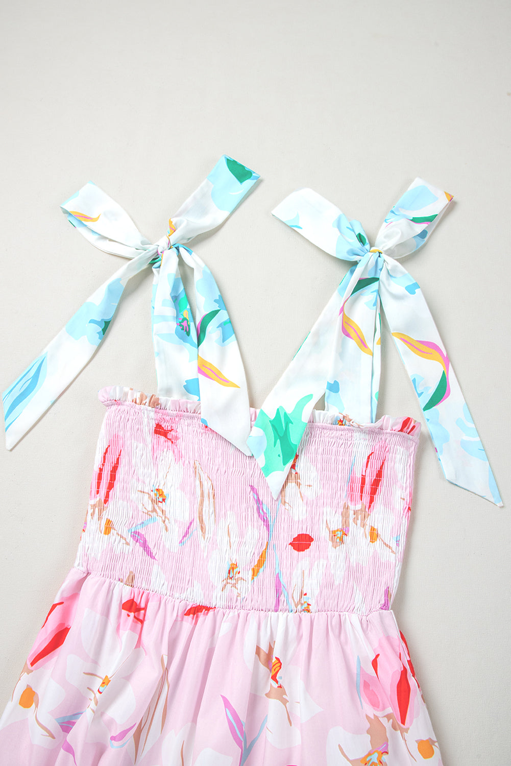 Robe longue smockée à imprimé floral rose et épaules nouées