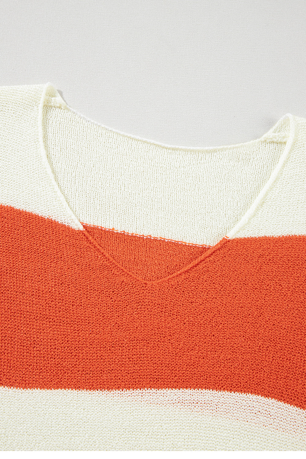 Pull ample à rayures orange et blocs de couleurs, épaules tombantes et manches bouffantes