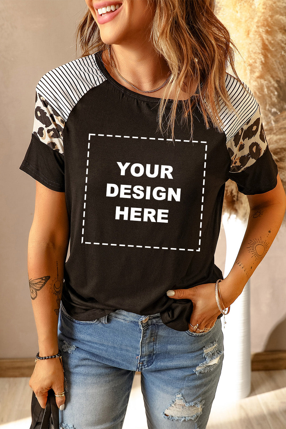 Camiseta de mujer de manga corta con estampado de leopardo a rayas