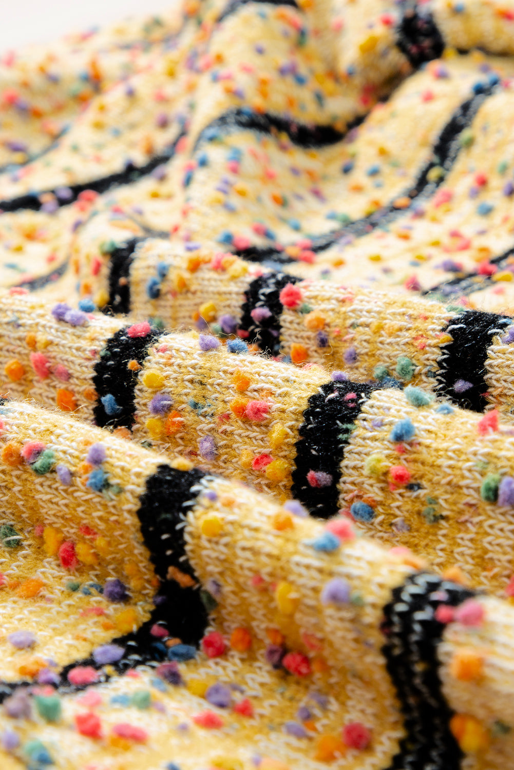 Cardigan long ouvert sur le devant en tricot à pompons et rayures beiges