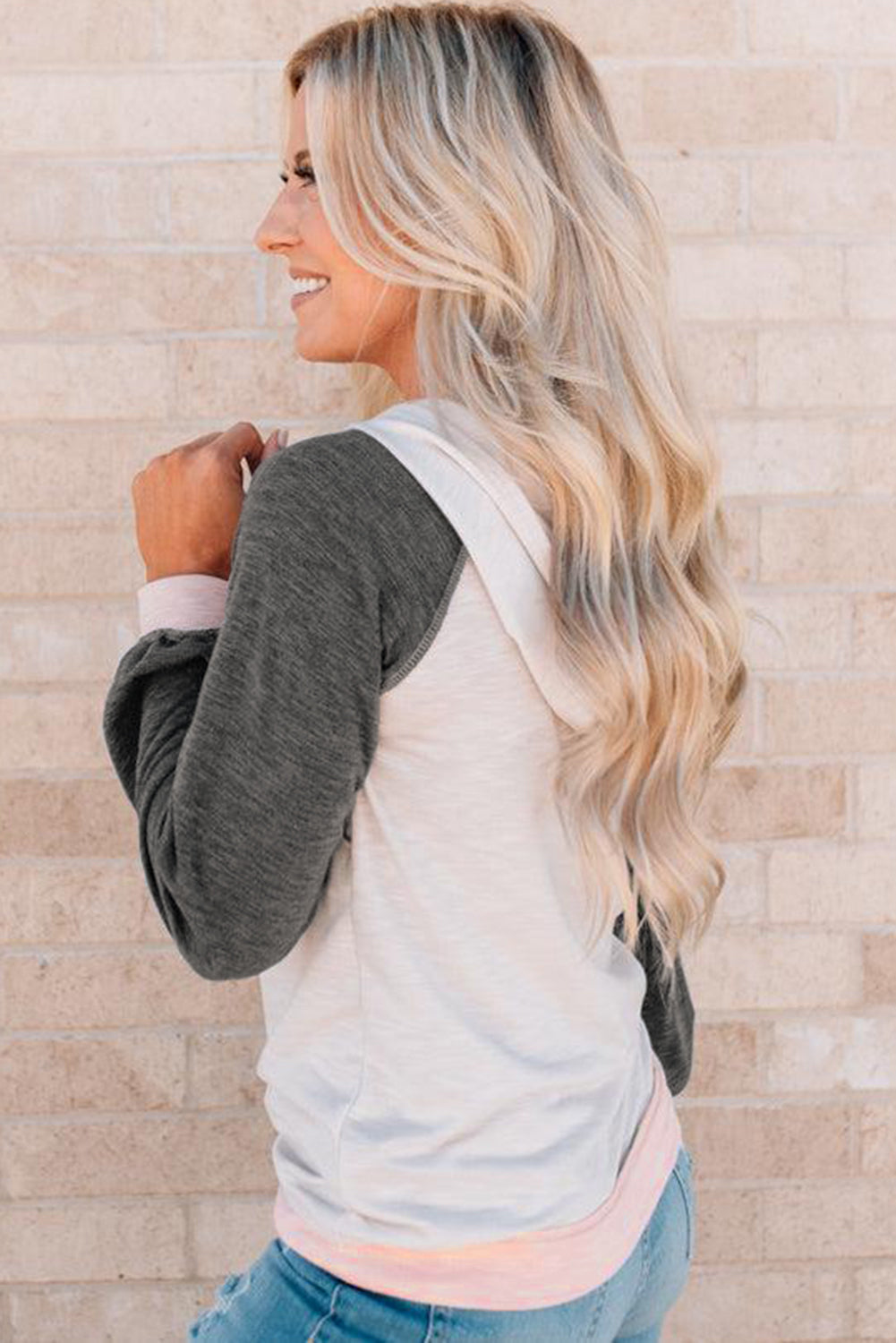 Sudadera con capucha y detalles de botones en bloques de color