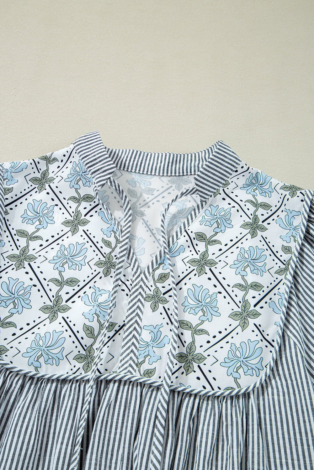 Robe courte noire à rayures et à fleurs, col en V, manches longues