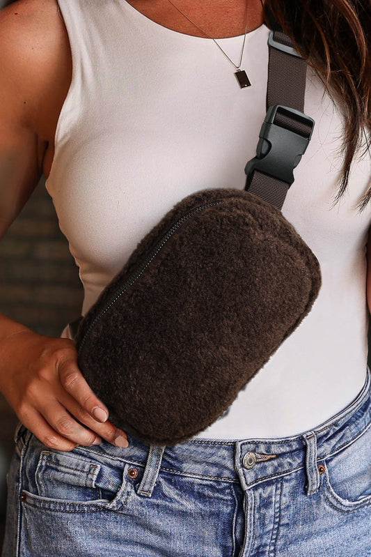 Bolso bandolera con correa ajustable de sherpa color café 