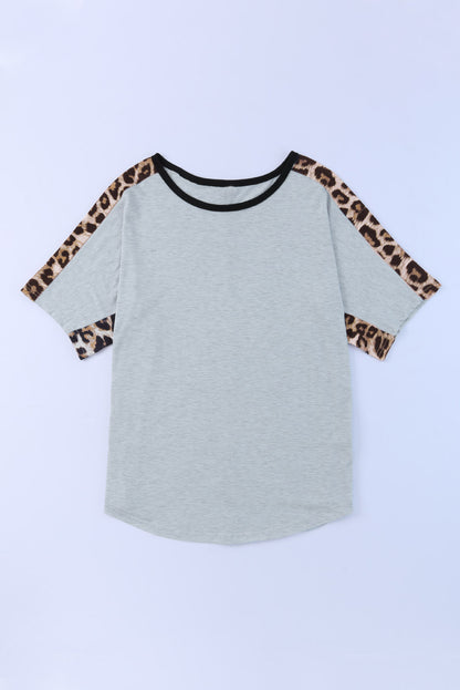 Camiseta de manga corta con cuello redondo y empalme de leopardo 