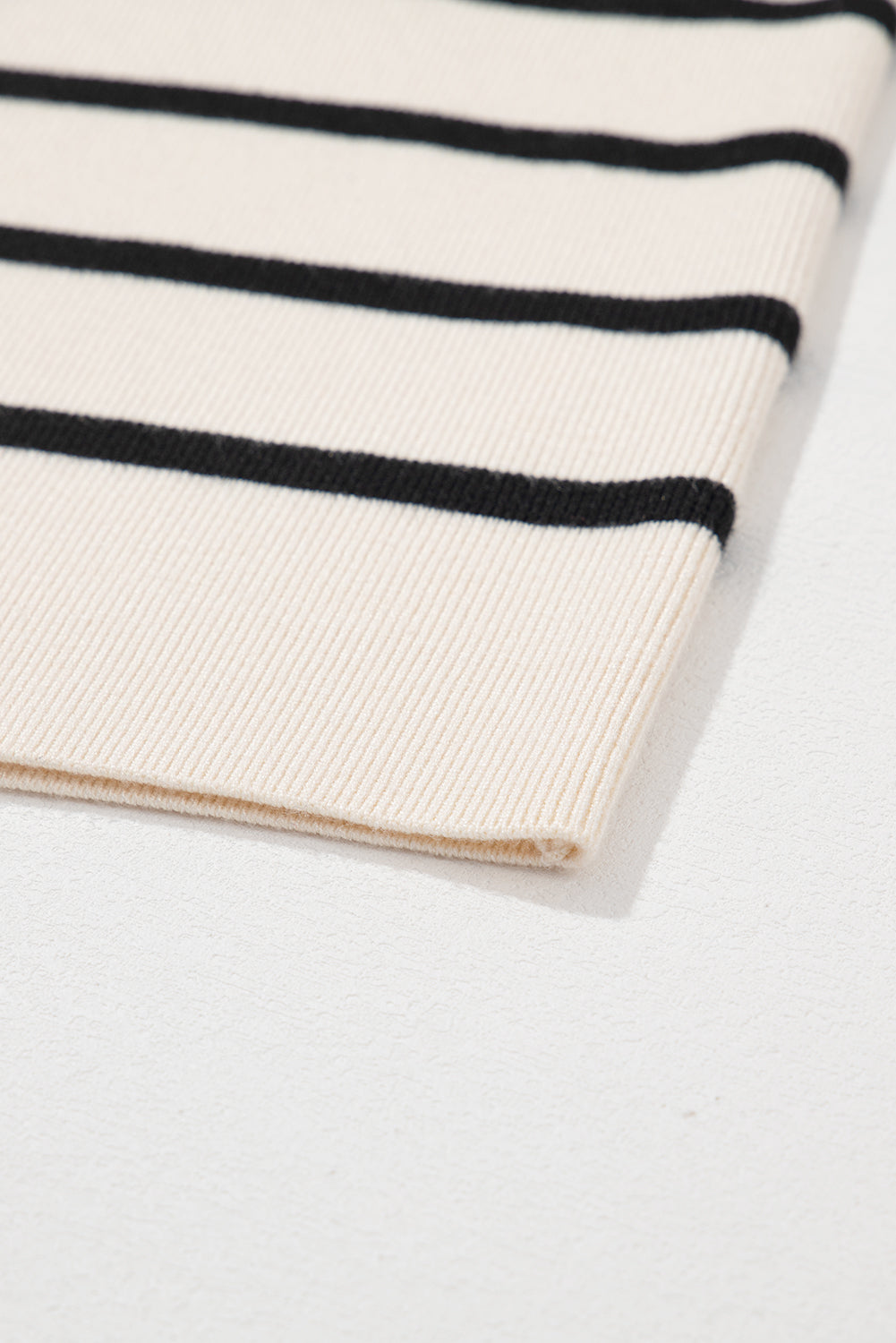 Pull cardigan boutonné à rayures noires et poches à rabat