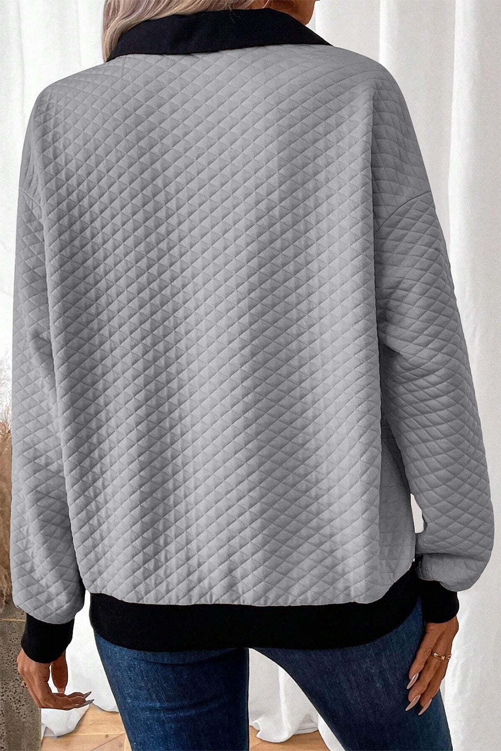 Sweat-shirt gris clair à col boutonné et bordures texturées