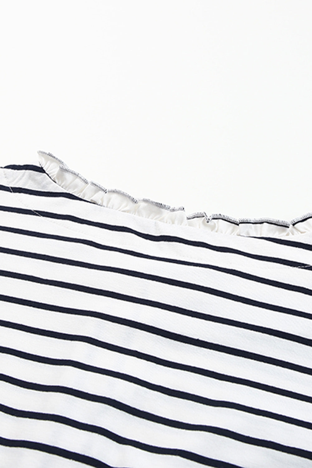 Haut à manches longues boutonné à volants et imprimé rayé