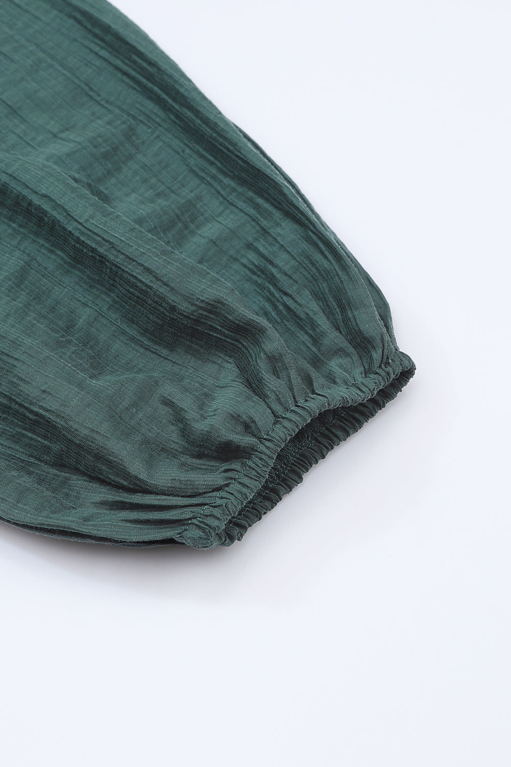 Minivestido negro con cuello cuadrado y manga abullonada