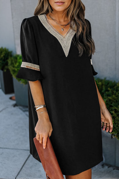 Chemisier à manches courtes et col en V avec bordure en dentelle