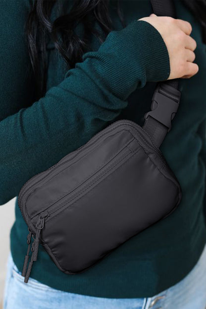 Sac bandoulière carré noir à large ceinture zippée