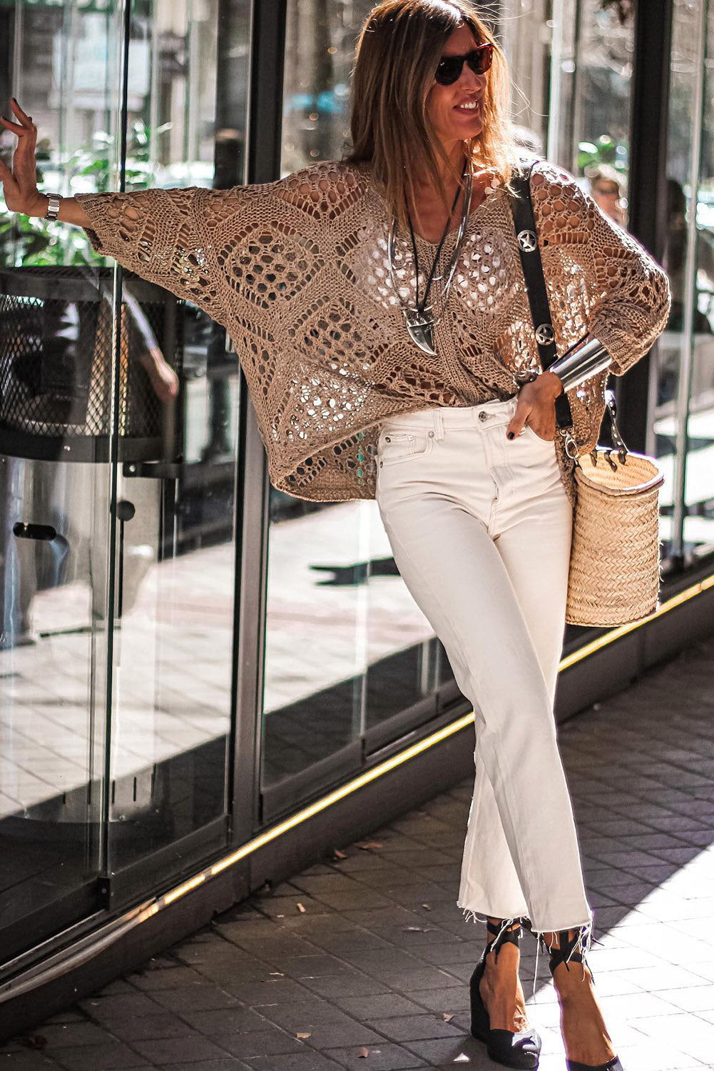 Pull kaki à manches chauve-souris et col en V en maille ajourée