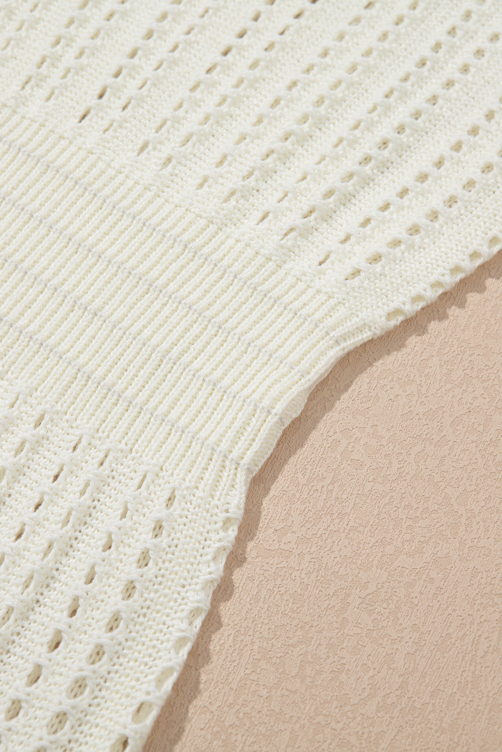 Robe de plage blanche sans manches à col en V et crochet à œillets