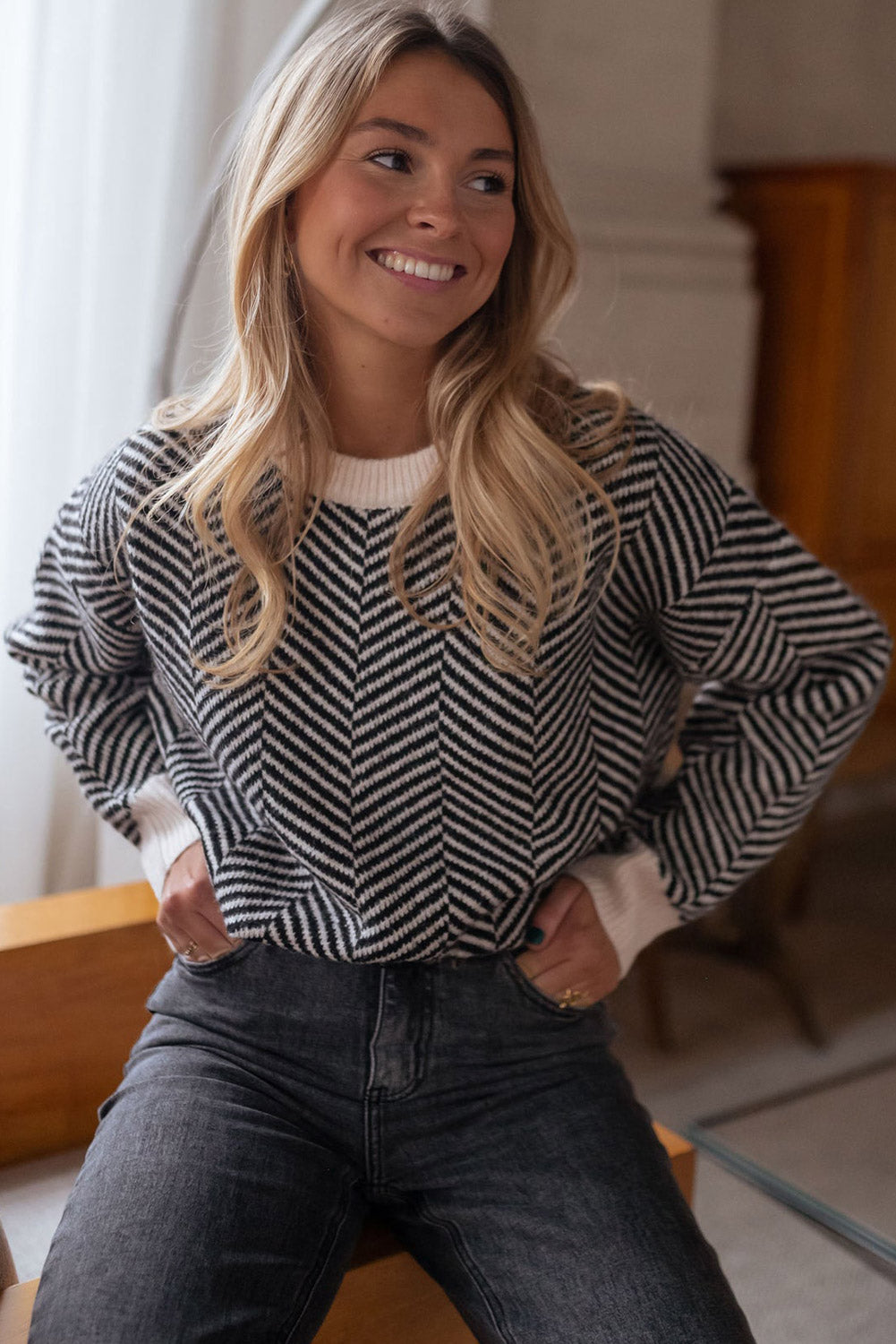 Pull noir à col ras du cou et épaules tombantes et bords contrastés