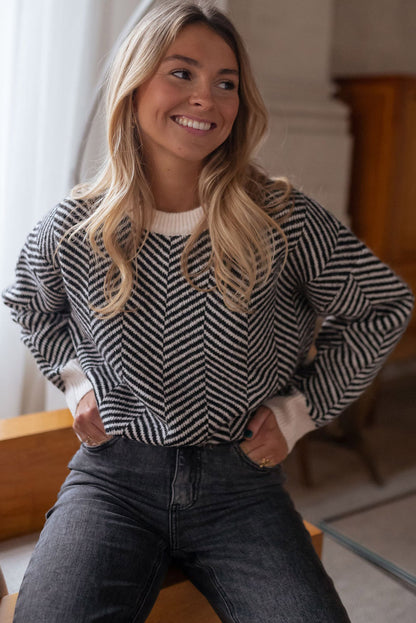 Pull noir à col ras du cou et épaules tombantes et bords contrastés