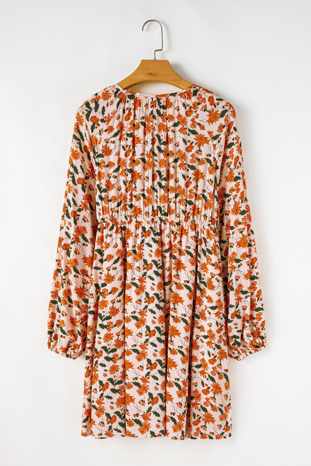 Robe babydoll beige à fleurs, décolleté en V profond, buste froncé, manches bouffantes