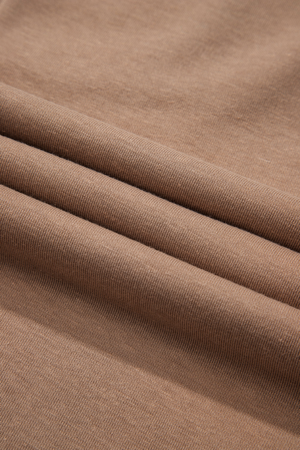 Robe courte à manches longues et col rond en chèvre avec ourlet à volants superposés