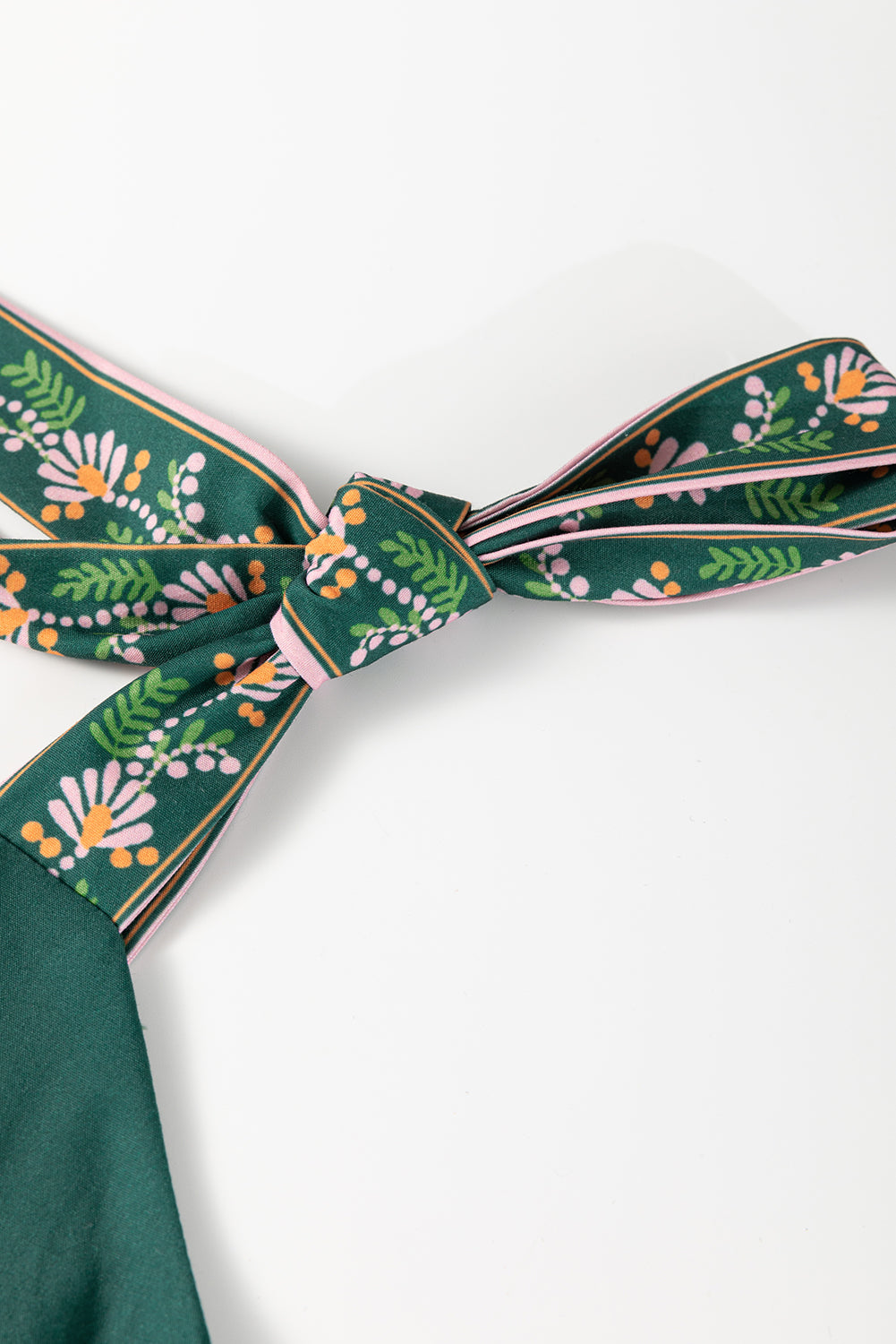 Robe longue à volants et bretelles nouées à fleurs vert noirâtre