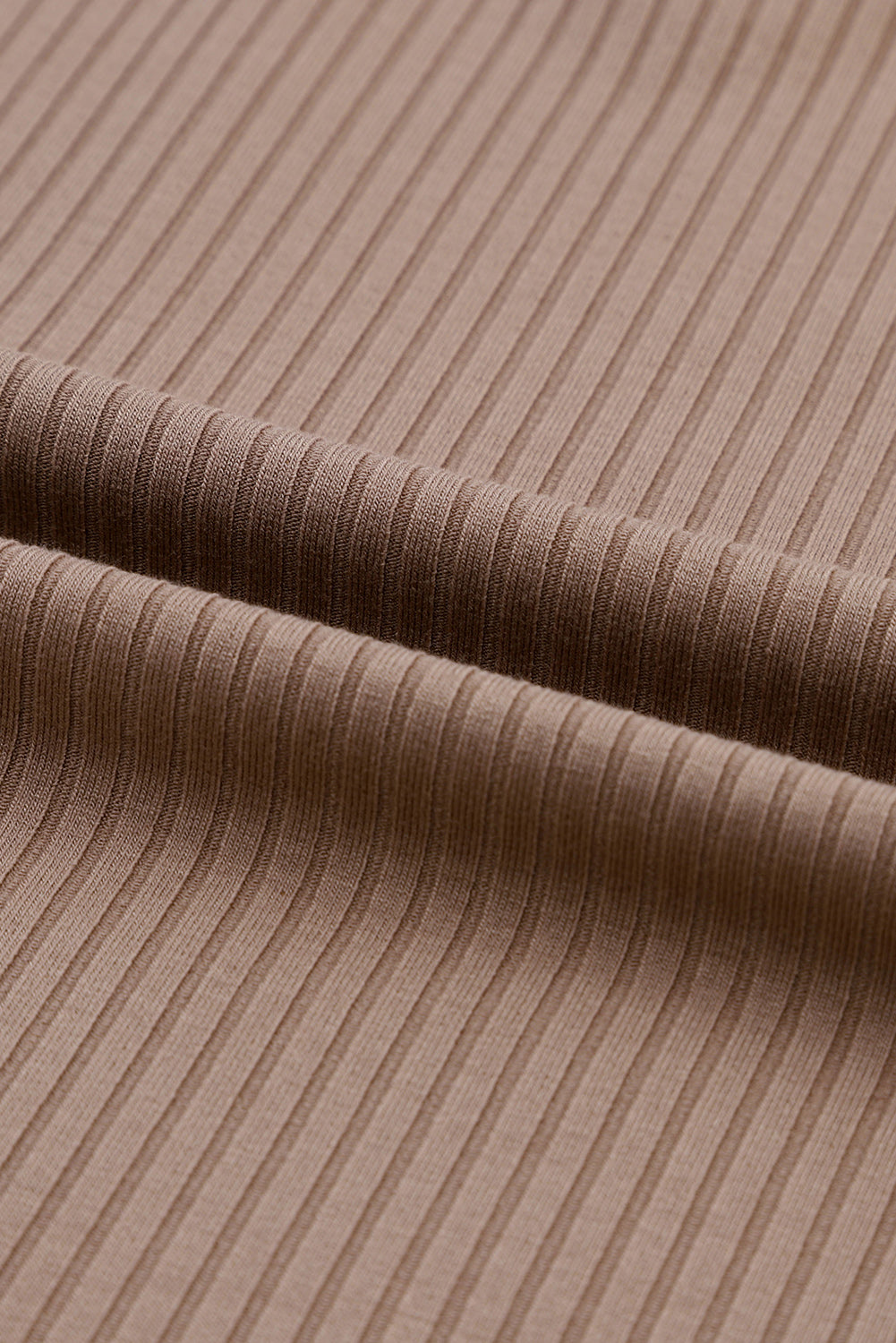 Top caqui con cuello en V y bolsillo en el pecho con parche de punto acanalado 