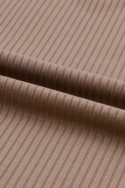 Top caqui con cuello en V y bolsillo en el pecho con parche de punto acanalado 