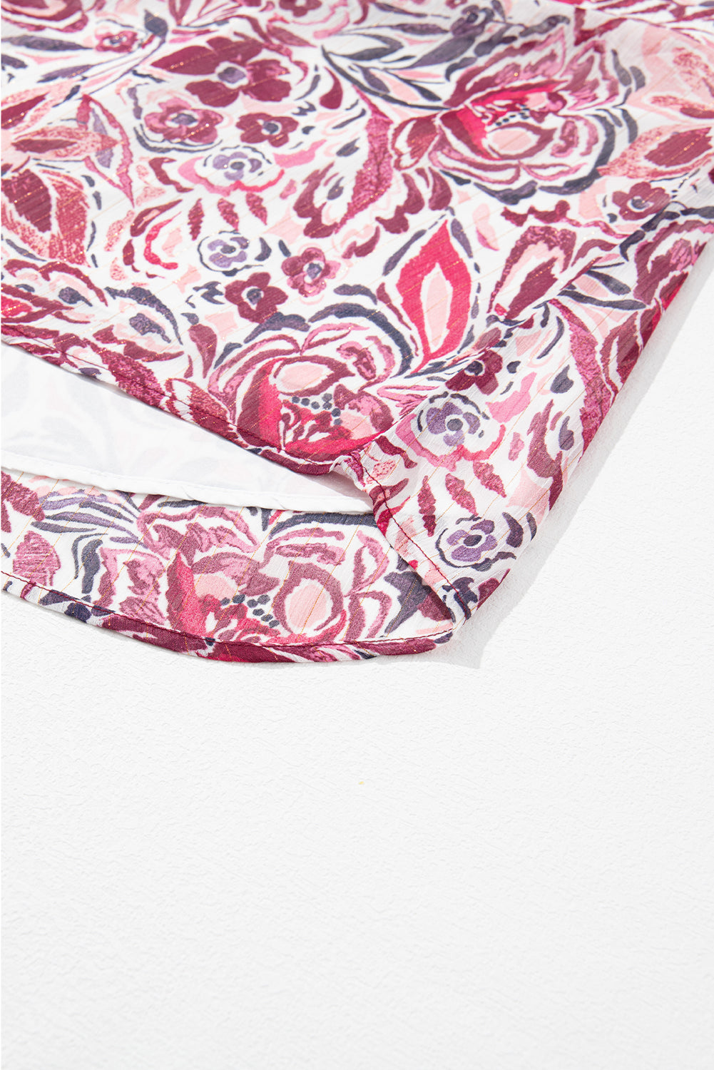 Chemisier blanc à volants et manches courtes, col en V et fleurs