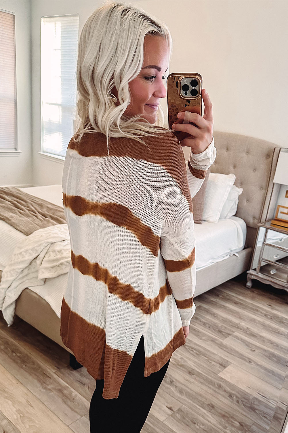 Haut ample à manches longues en tricot gris tie-dye à rayures et fentes