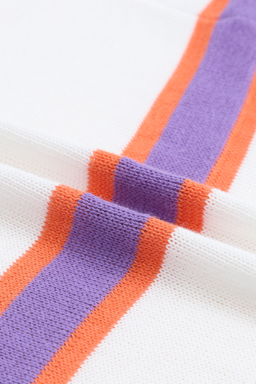 Cardigan boutonné à manches longues et bordure côtelée à rayures beiges