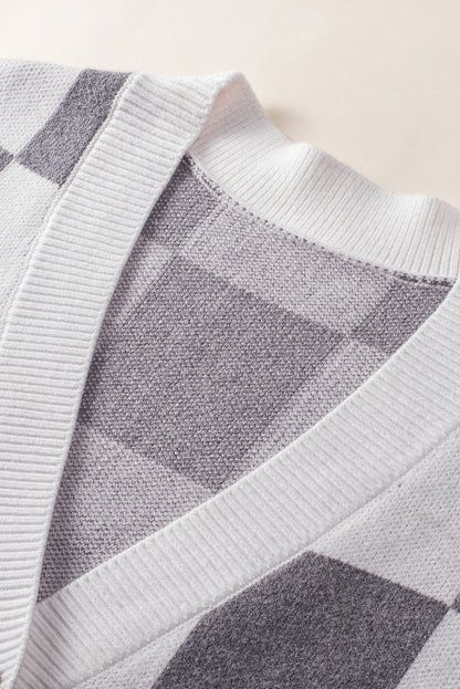Cárdigan tipo suéter con botones y estampado de cuadros en contraste gris