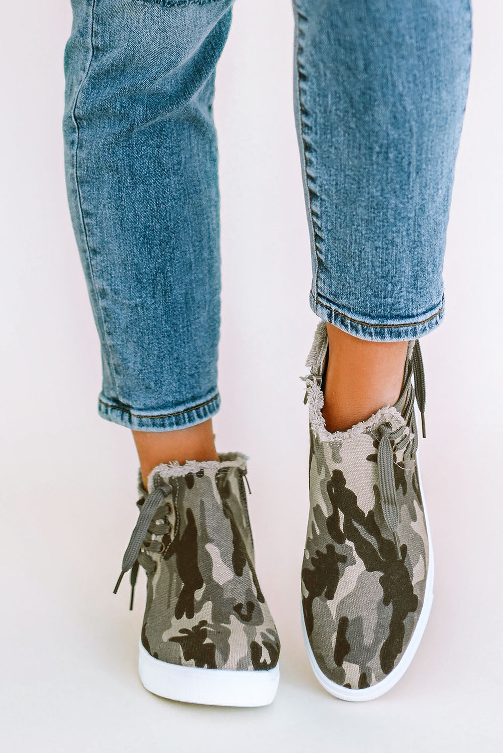 Chaussures à plateforme à lacets et bords bruts motif camouflage 
